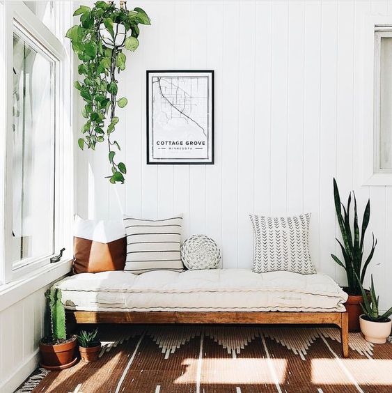 Angela Mueller, a stay-at-home mom of four, graciously shared her gorgeous 1970’s minimal rustic home in Minnesota. we love her balanced, inviting style and her thoughtful use of plants throughout, and think you will too.