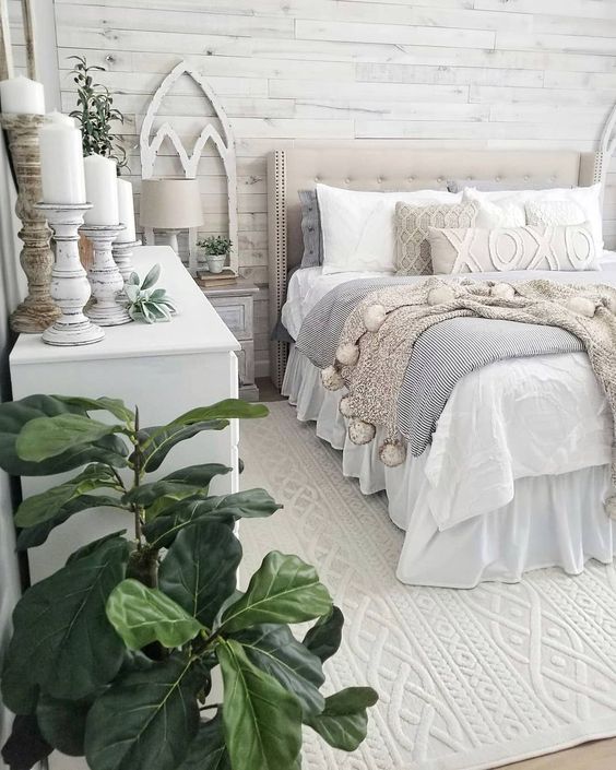Winter blankets in a farmhouse bedroom @blessed_ranch - winter bedroom decor ideas this way!